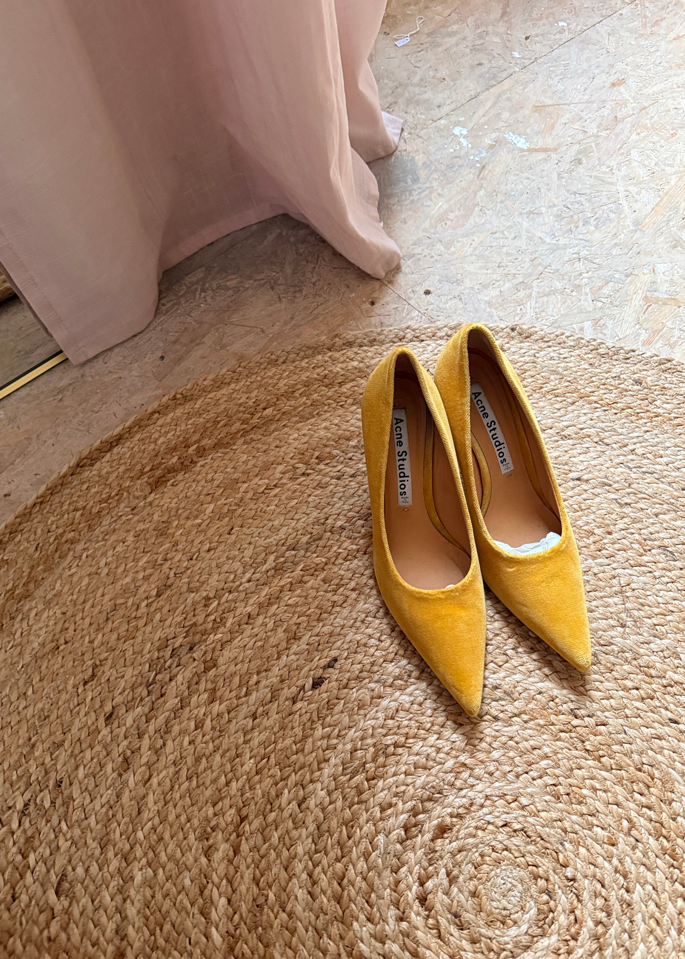 ACNE Spitze Pumps aus gelbem Samt Second Hand – Dear Berlin