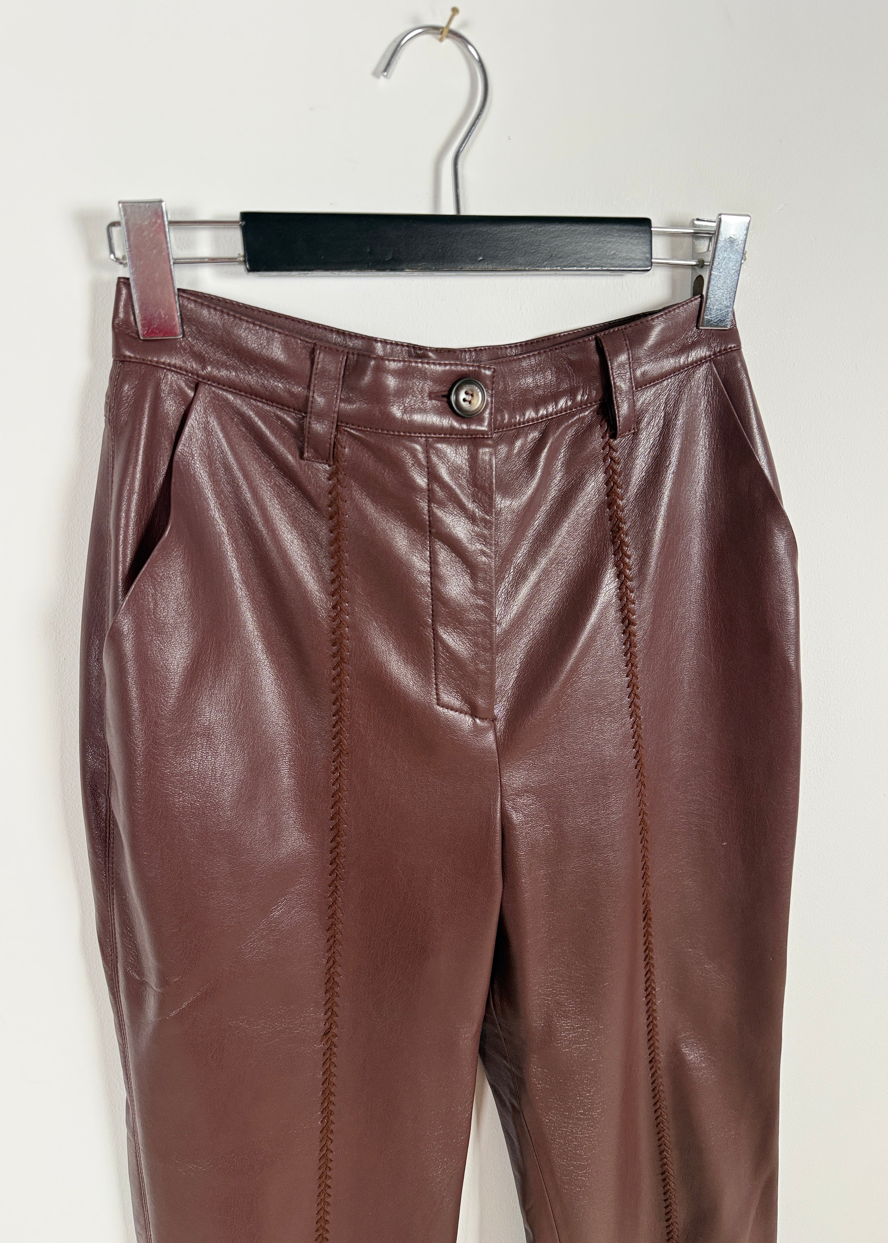 Nanushka Kastanienbraune Hose mit geradem Bein und Ziernähten Second Hand – Dear Berlin