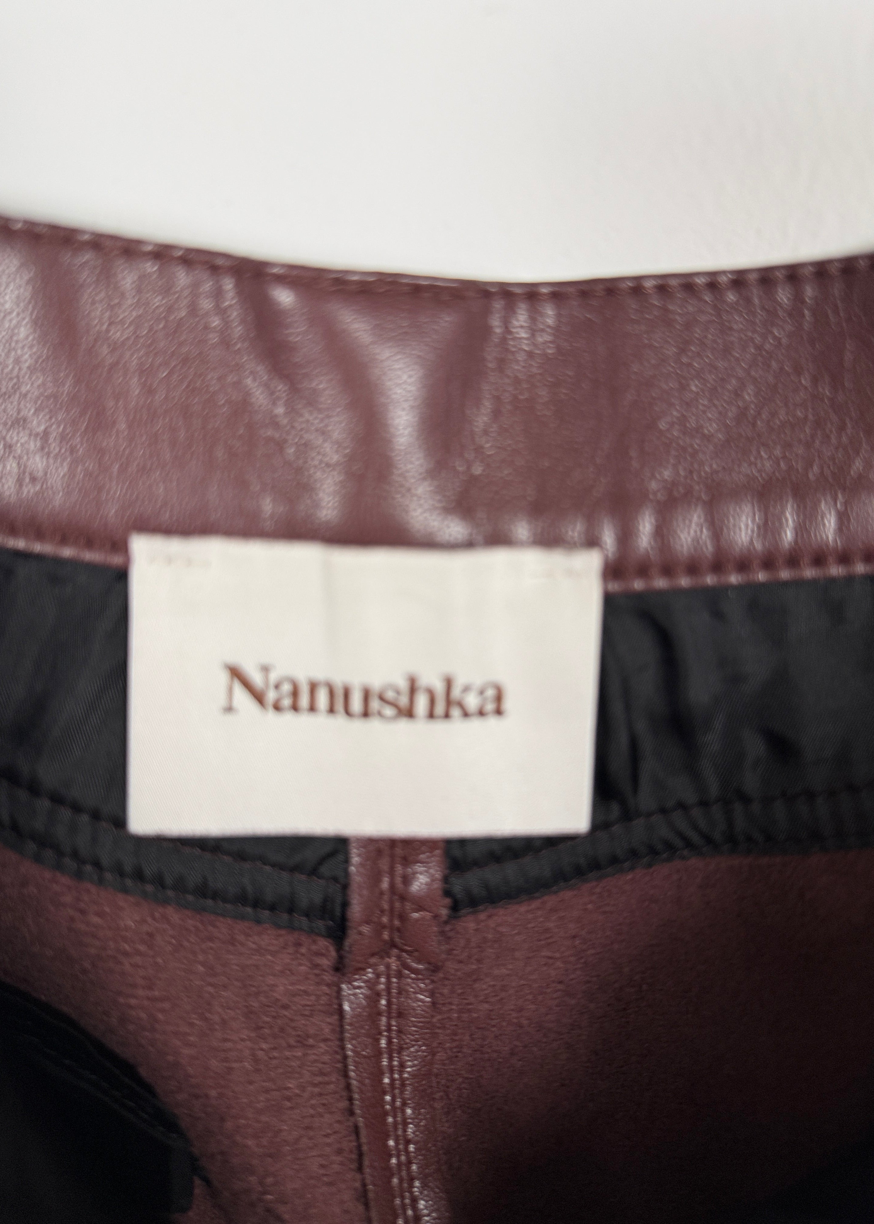 Nanushka Kastanienbraune Hose mit geradem Bein und Ziernähten Second Hand – Dear Berlin
