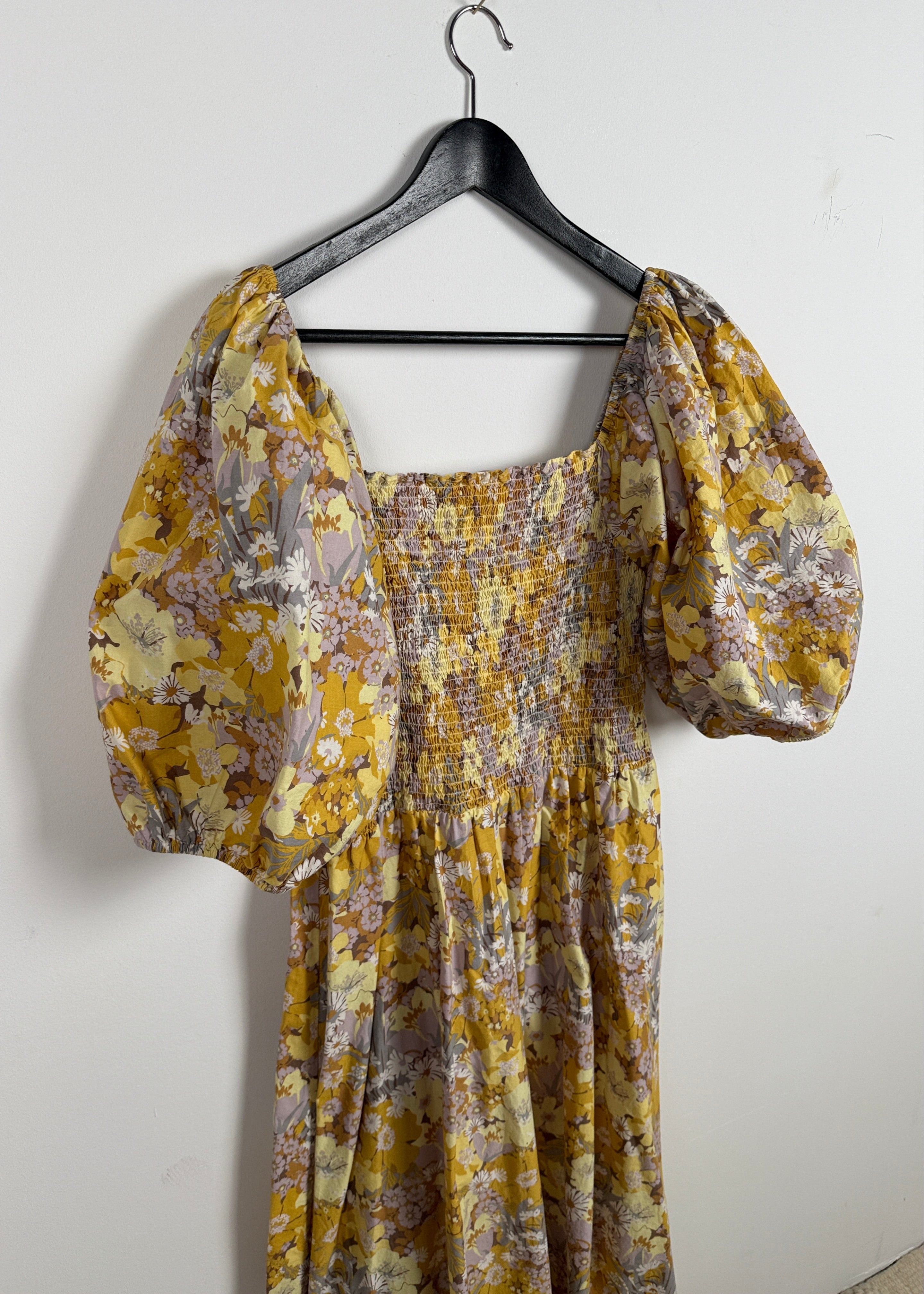 Stella Nova Gesmoktes Midikleid mit Puffärmeln Second Hand – Dear Berlin