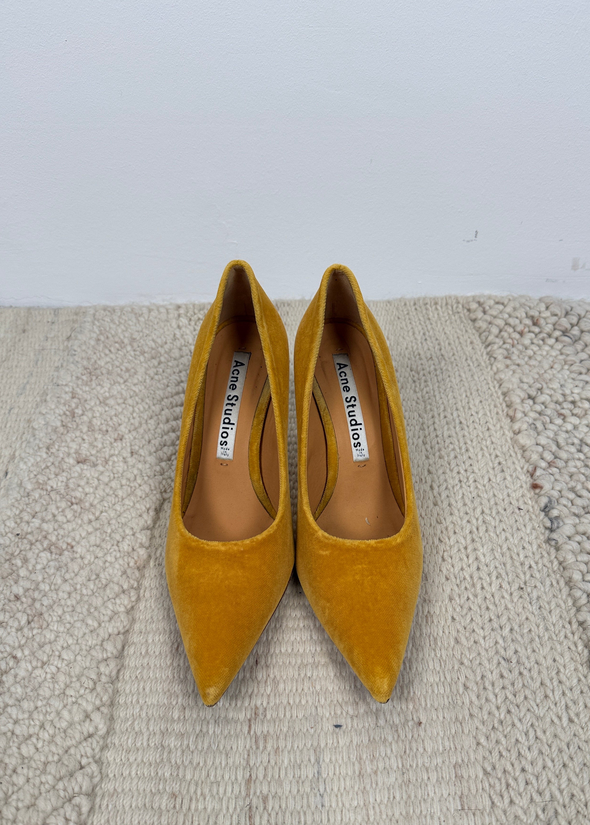 ACNE Spitze Pumps aus gelbem Samt Second Hand – Dear Berlin