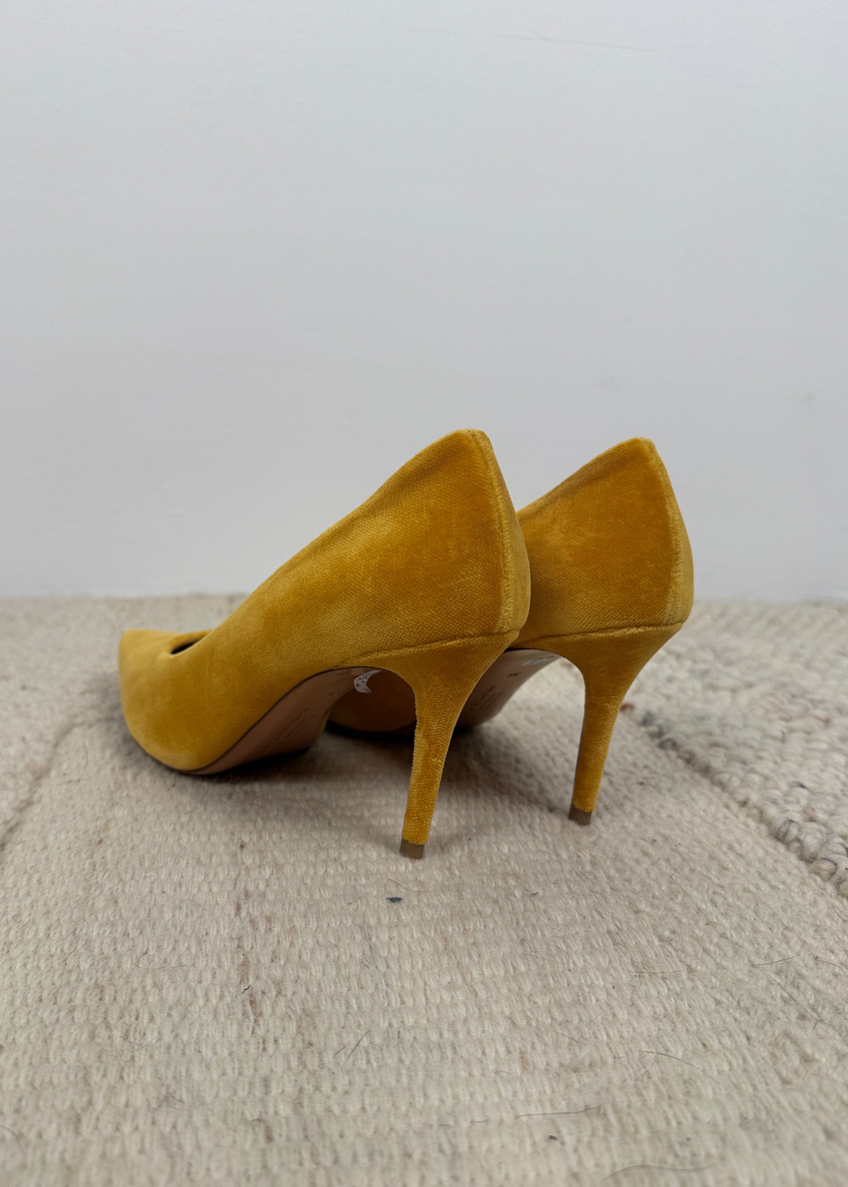 ACNE Spitze Pumps aus gelbem Samt Second Hand – Dear Berlin