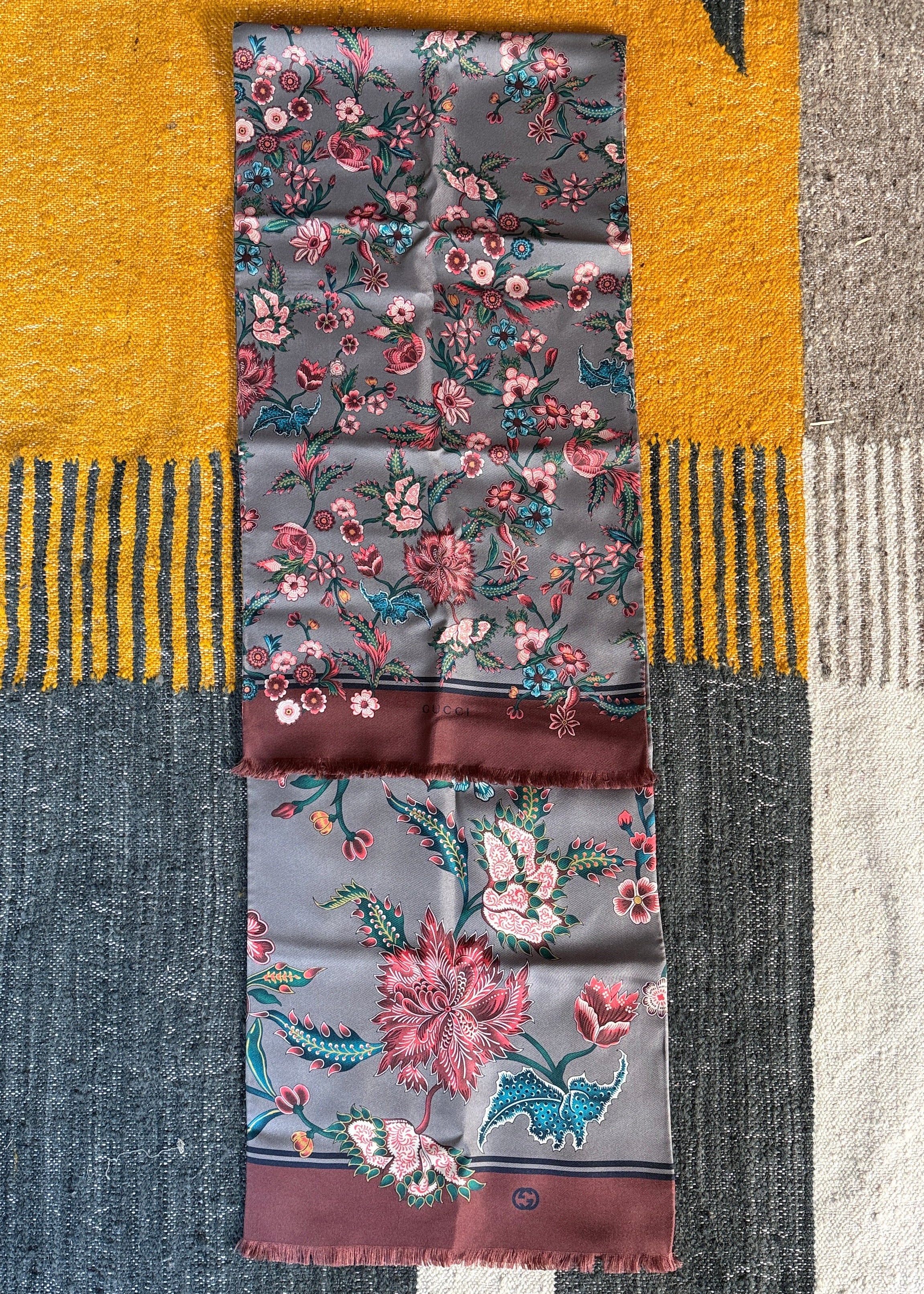 Gucci Seidenschal Tuch mit floralem Muster Second Hand – Dear Berlin