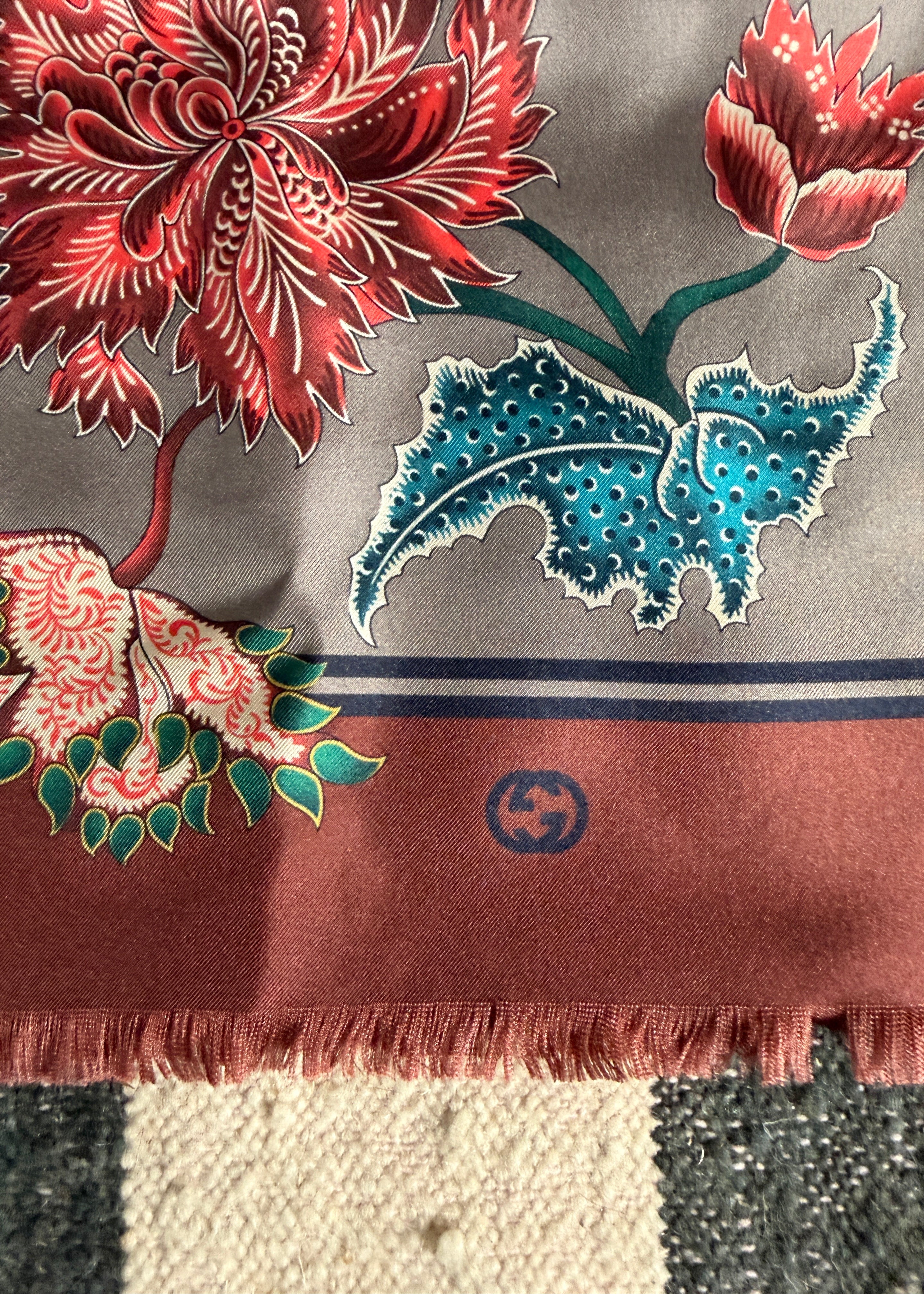 Gucci Seidenschal Tuch mit floralem Muster Second Hand – Dear Berlin