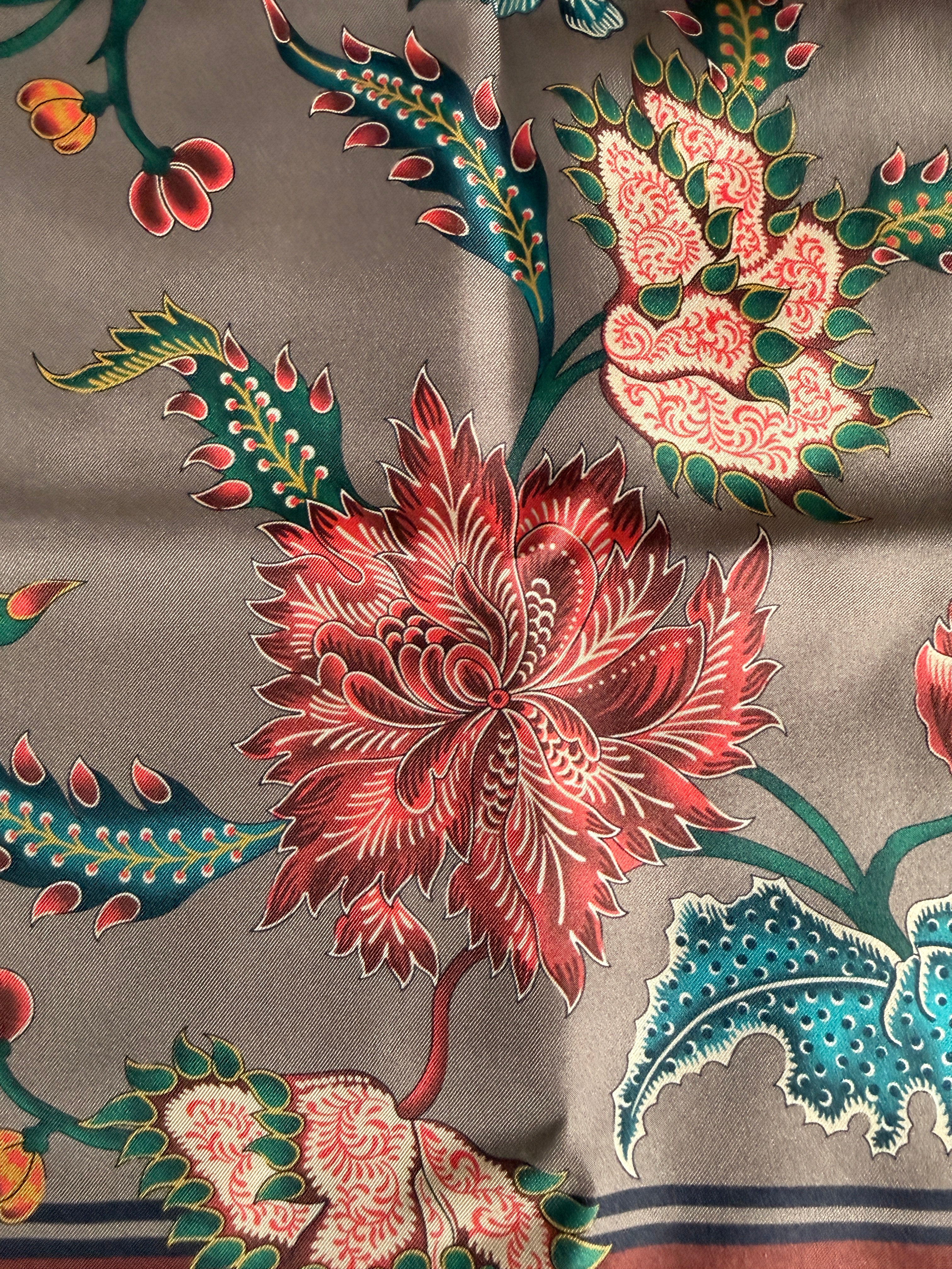 Gucci Seidenschal Tuch mit floralem Muster Second Hand – Dear Berlin