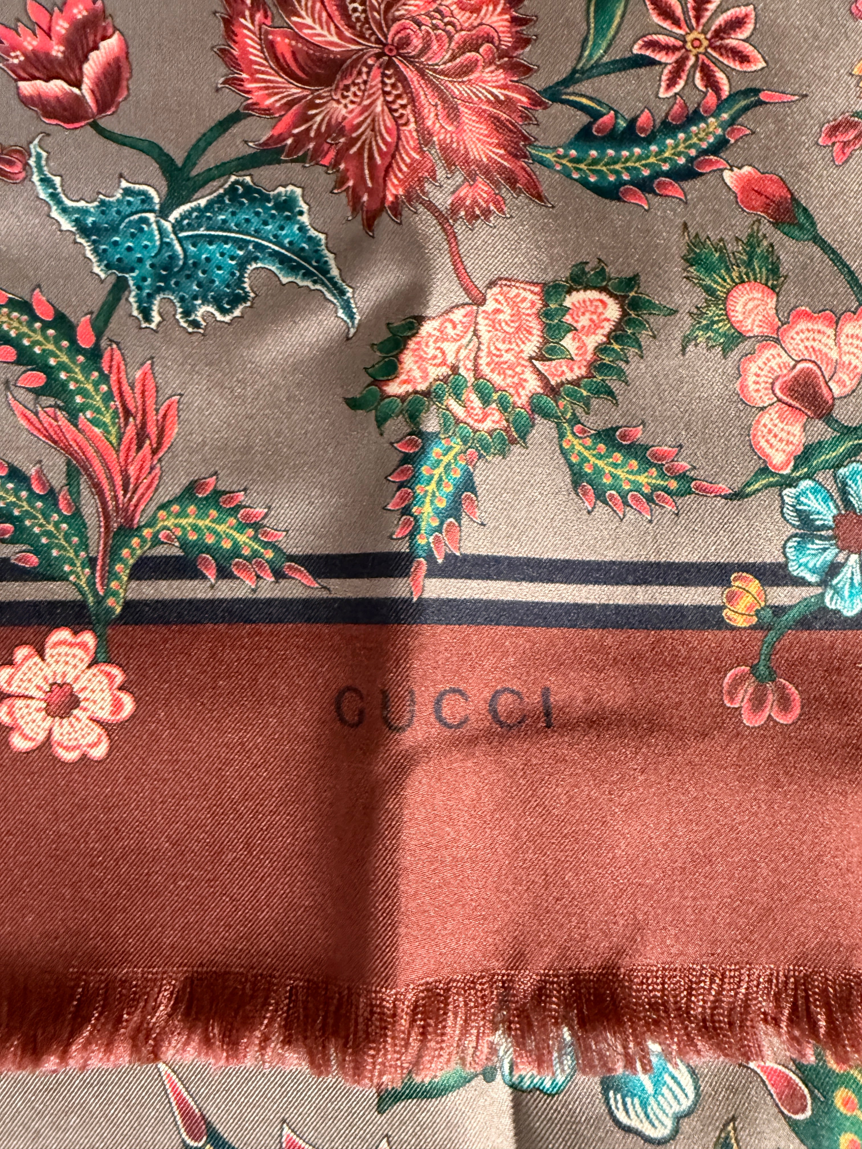 Gucci Seidenschal Tuch mit floralem Muster Second Hand – Dear Berlin