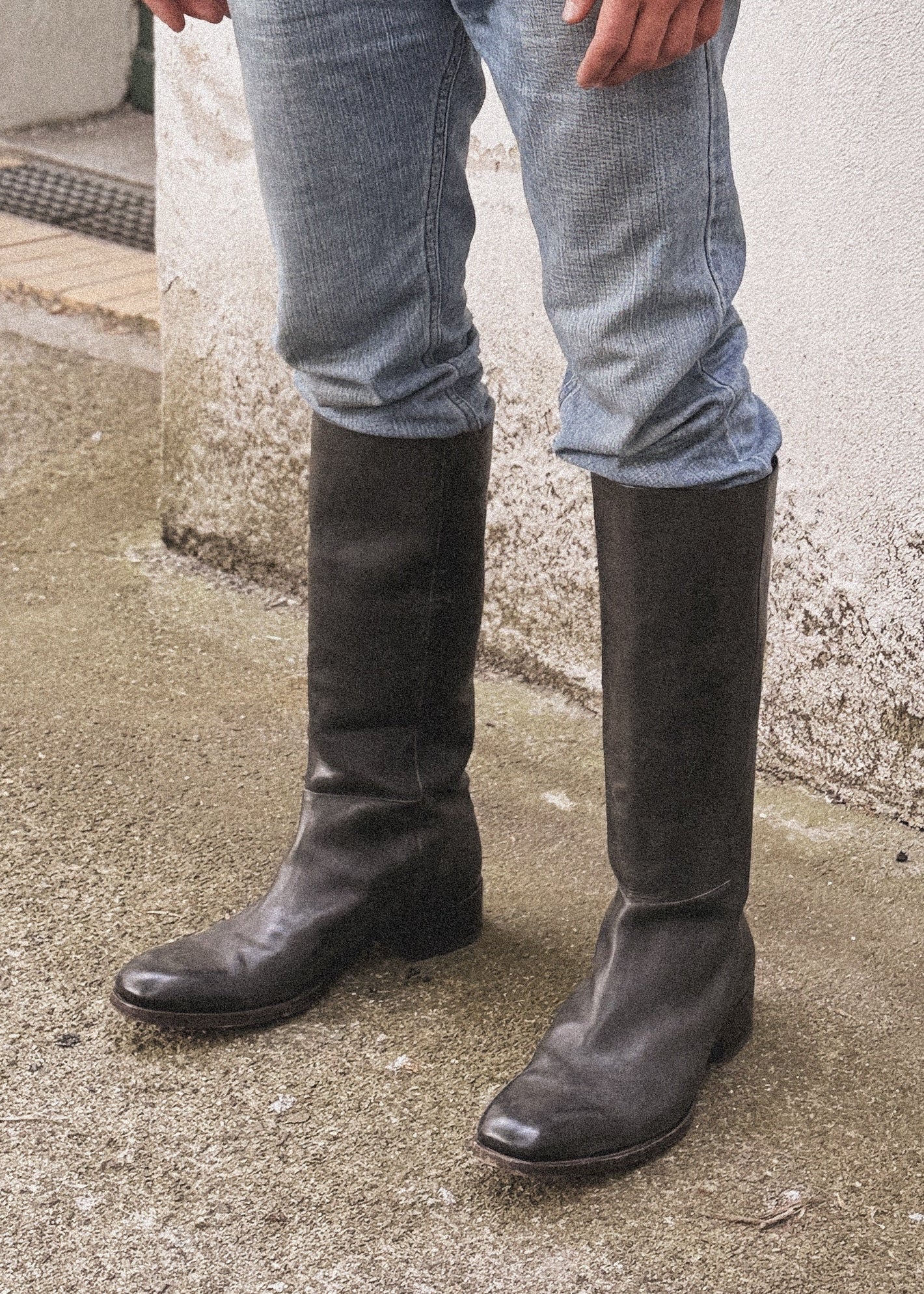 Schwarze Lederstiefel mit Blockabsatz und hohem Schaft-John Galliano-Dear Berlin
