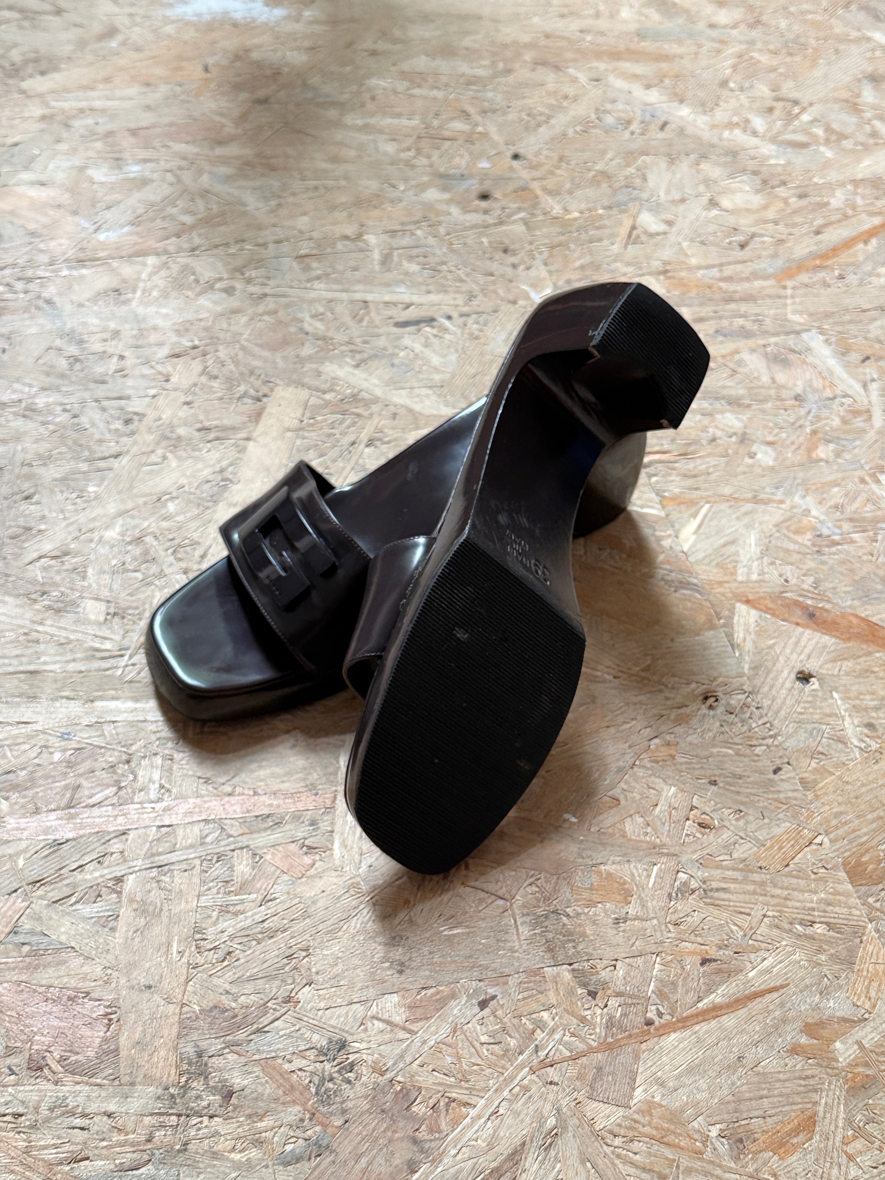 Sleek & Minimalistic Mules-Gucci-Dear Berlin