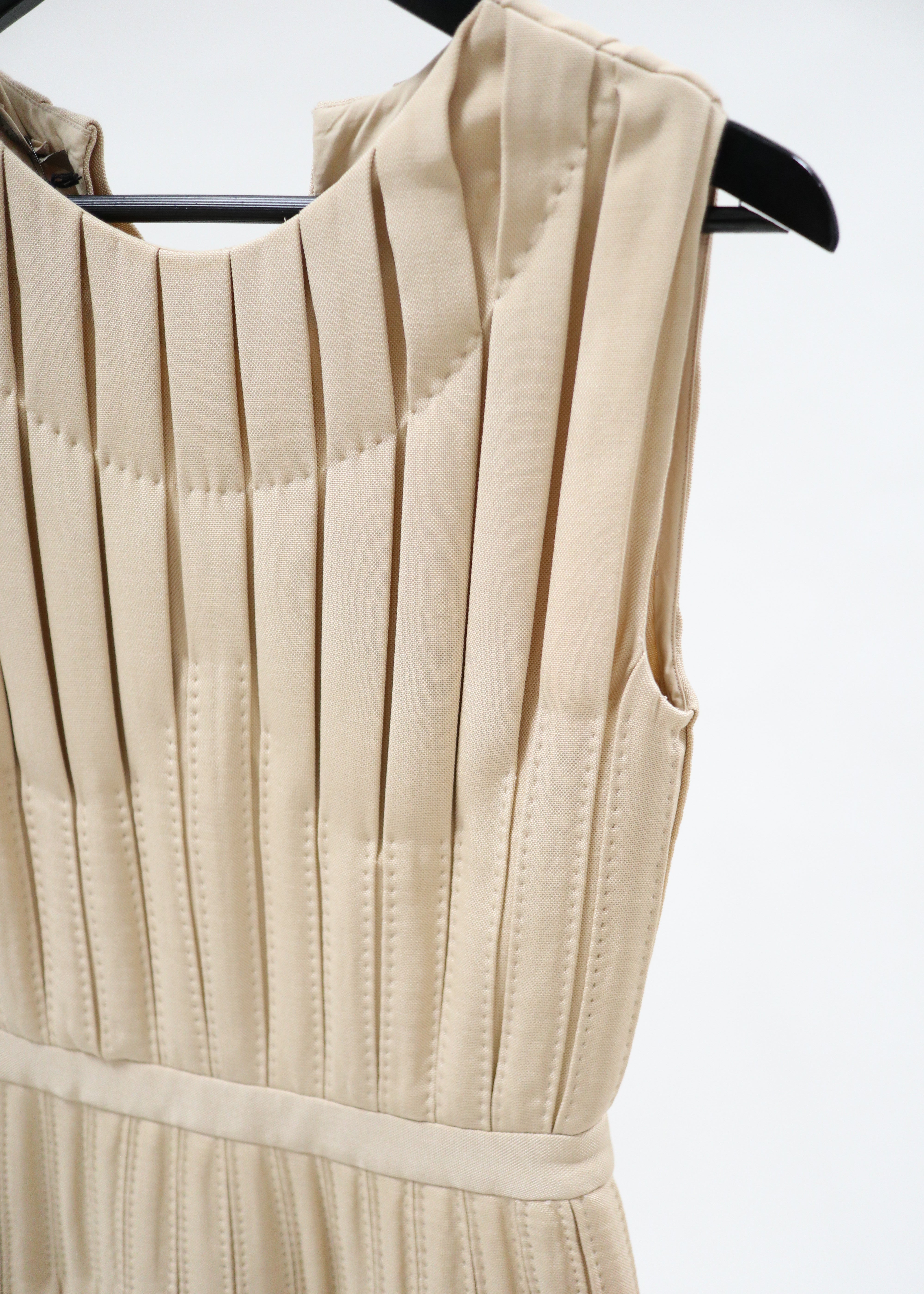 Bottega Veneta NWT Midi Kleid mit Plissee und Zierstichen in Handarbeit Second Hand – Dear Berlin