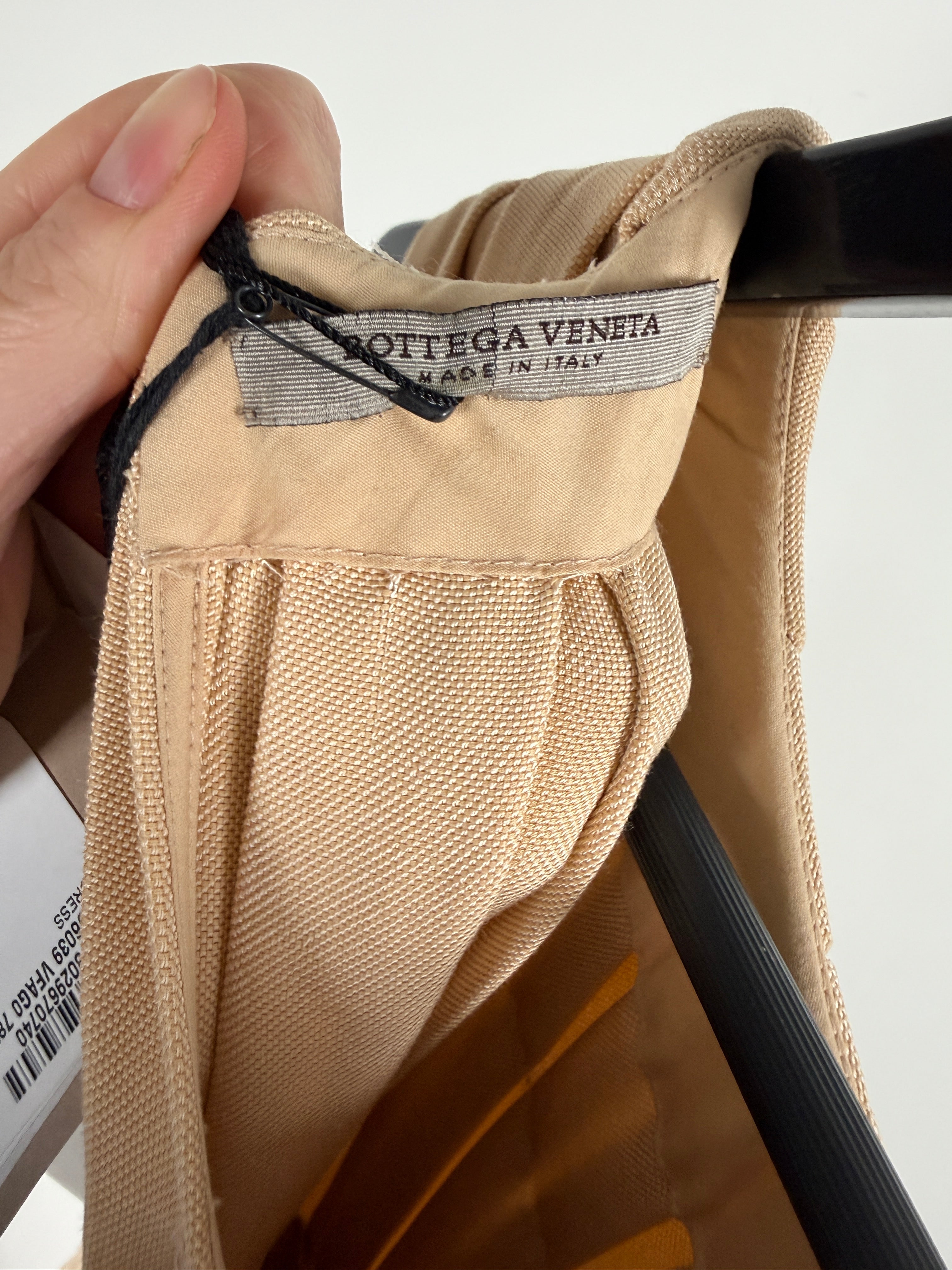 Bottega Veneta NWT Midi Kleid mit Plissee und Zierstichen in Handarbeit Second Hand – Dear Berlin