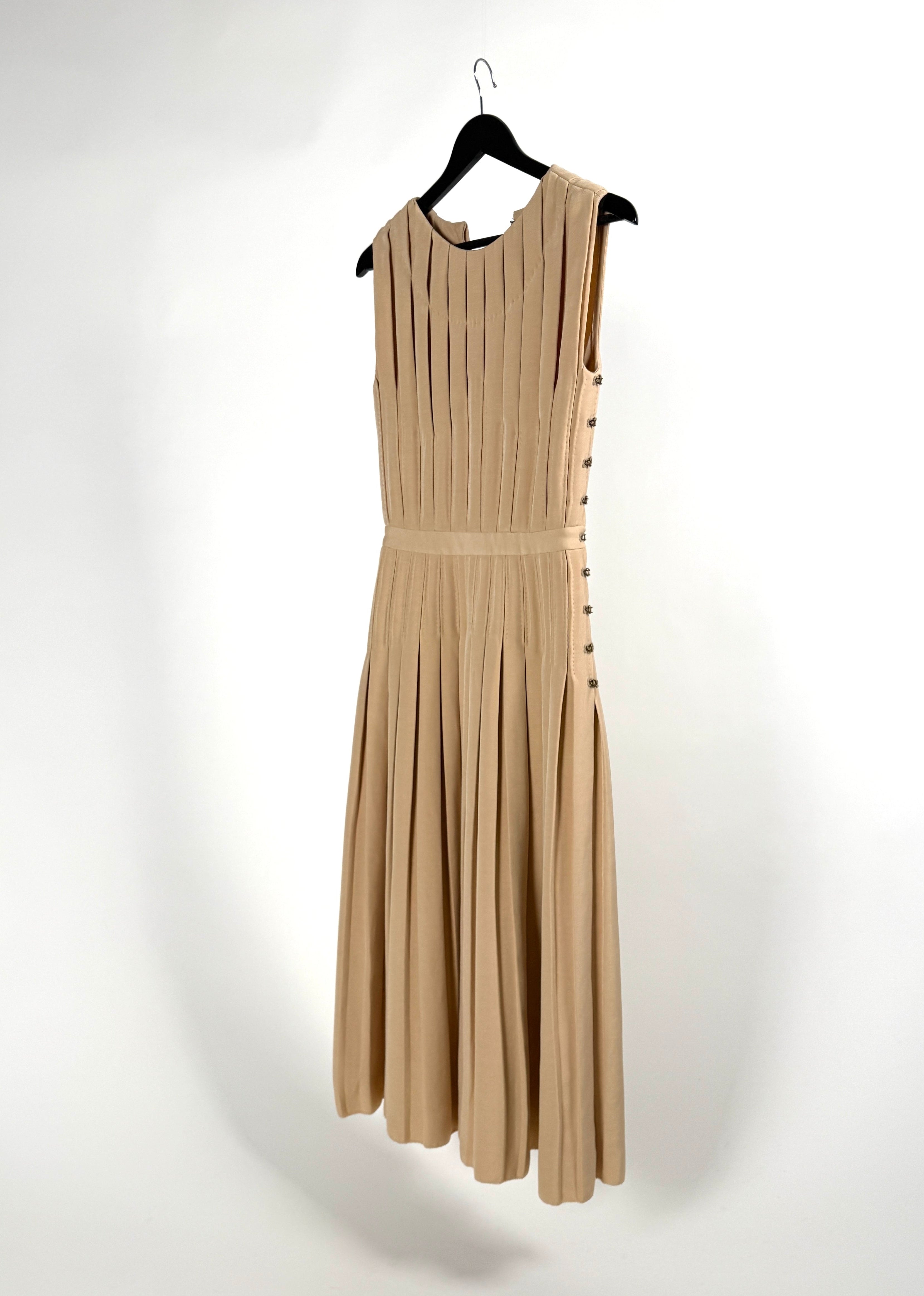 Bottega Veneta NWT Midi Kleid mit Plissee und Zierstichen in Handarbeit Second Hand – Dear Berlin