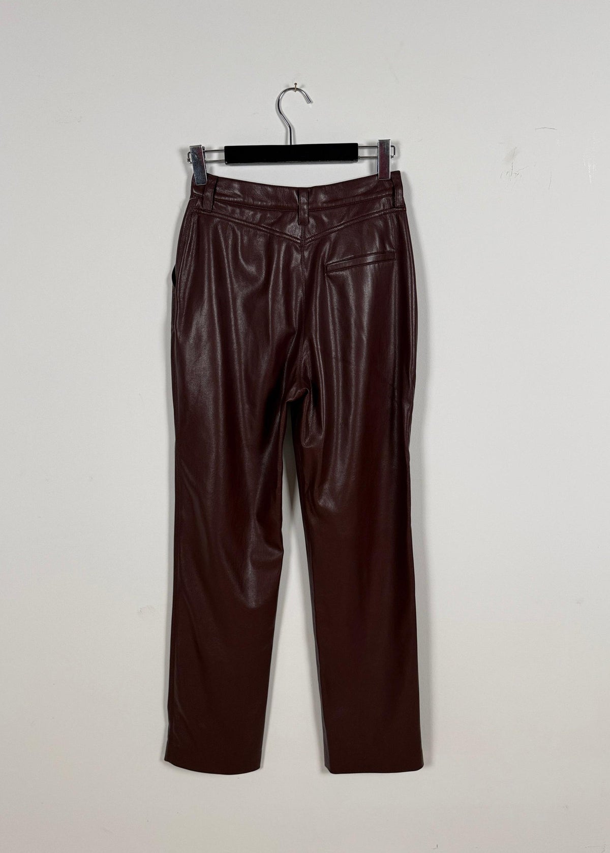 Nanushka Kastanienbraune Hose mit geradem Bein und Ziernähten Second Hand – Dear Berlin