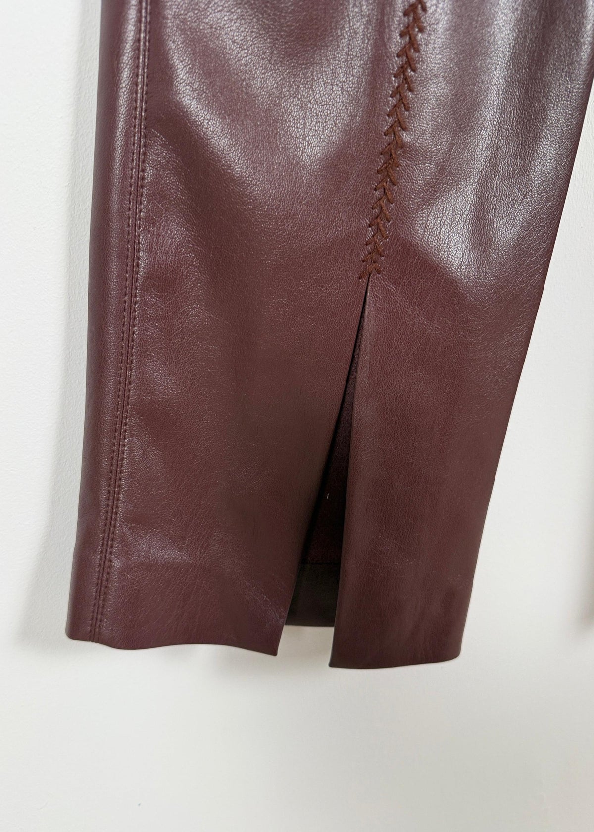 Nanushka Kastanienbraune Hose mit geradem Bein und Ziernähten Second Hand – Dear Berlin