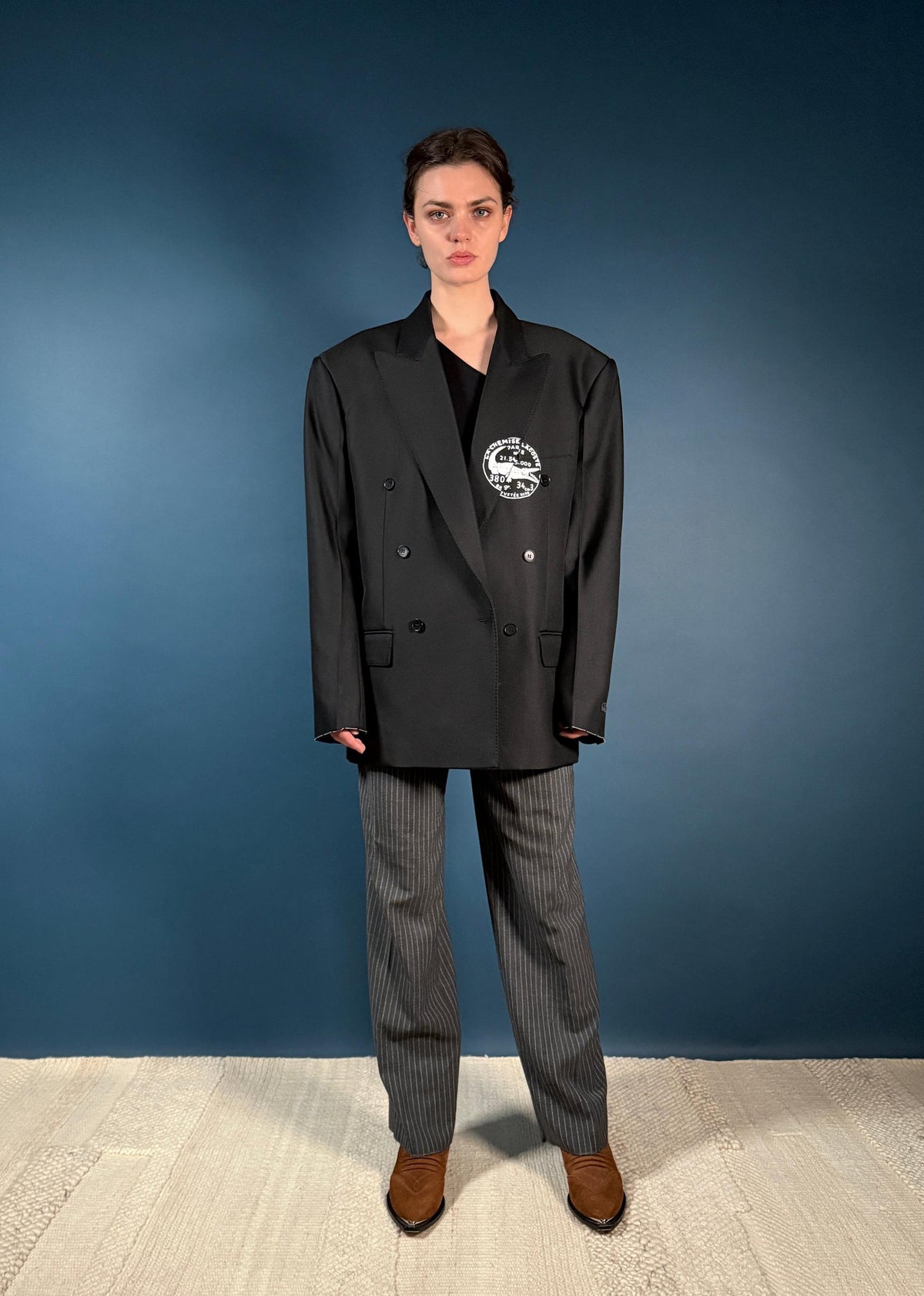 LACOSTE Blazer Runaway in Schwarz mit weißem Logo-Print, Größe M.