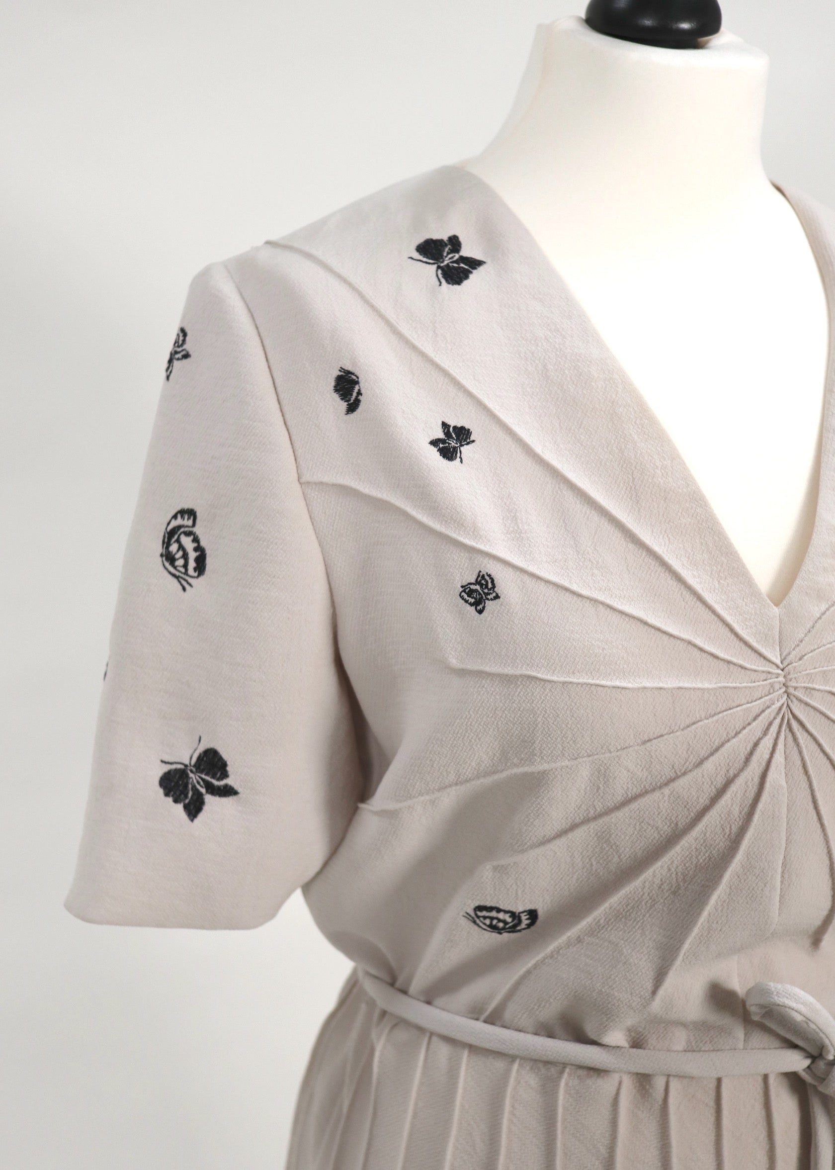 Bottega Veneta tailliertes V- Neck Dress, dt 38 Second Hand – Dear Berlin