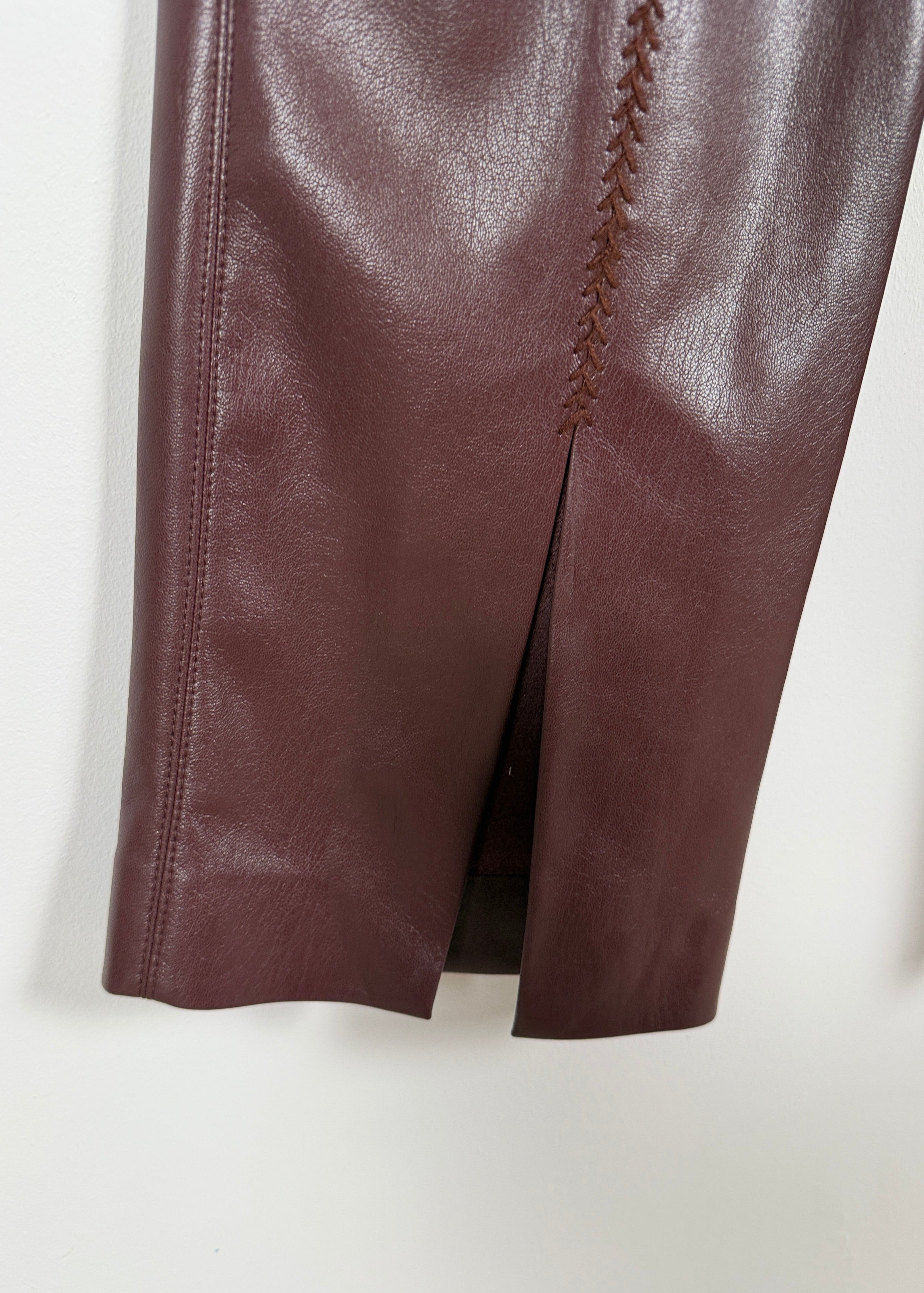 Nanushka Kastanienbraune Hose mit geradem Bein und Ziernähten Second Hand – Dear Berlin