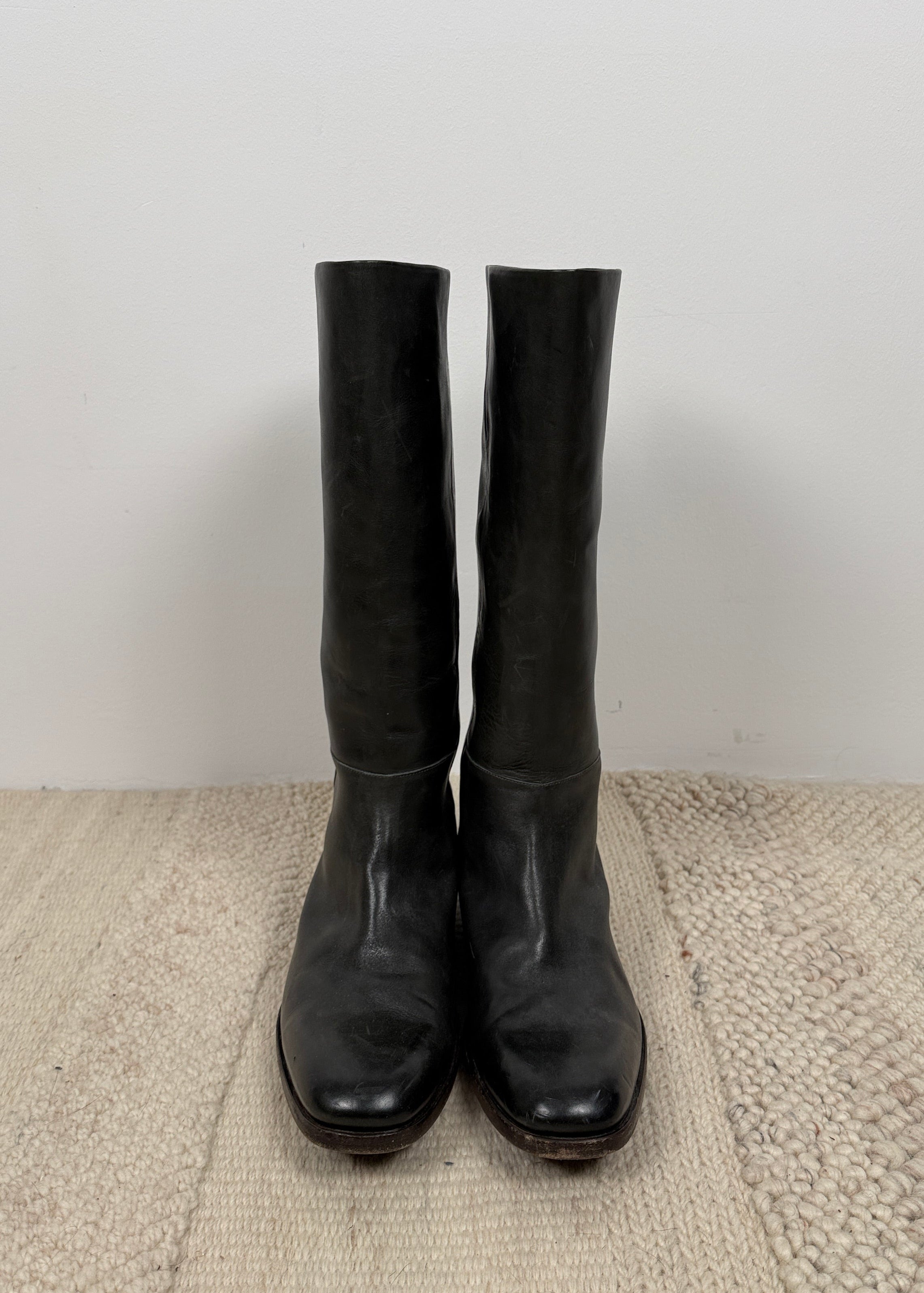 John Galliano Lederstiefel in schwarz Second Hand – Dear Berlin