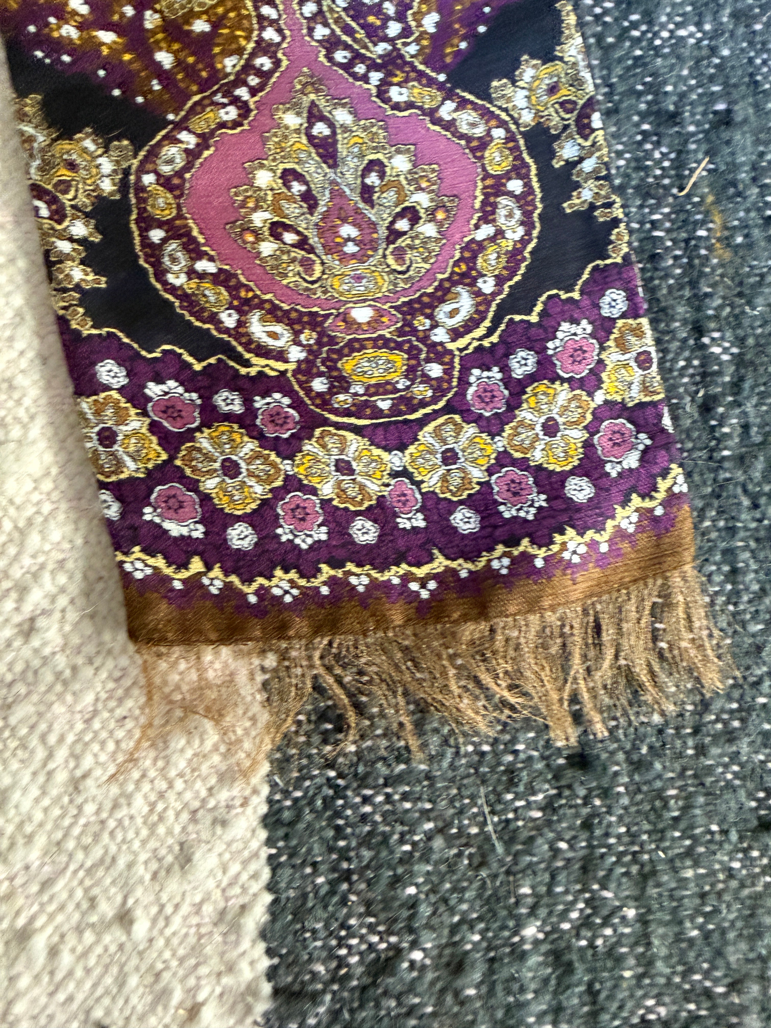 Gucci Seidenschal mit Mustermix Second Hand – Dear Berlin