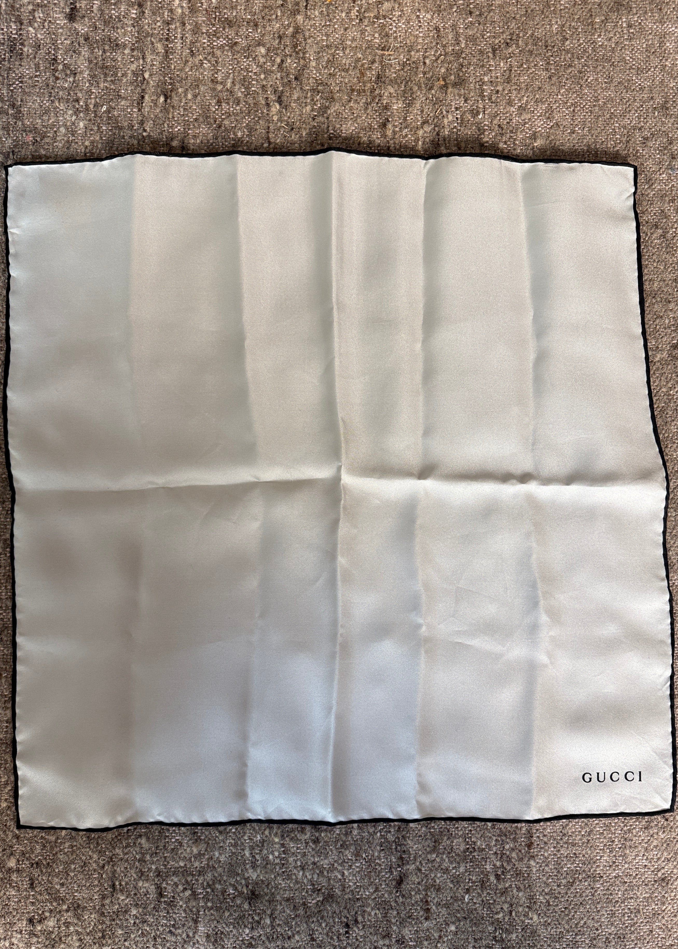 guck Seiden Carre Monochrome Second Hand – Dear Berlin