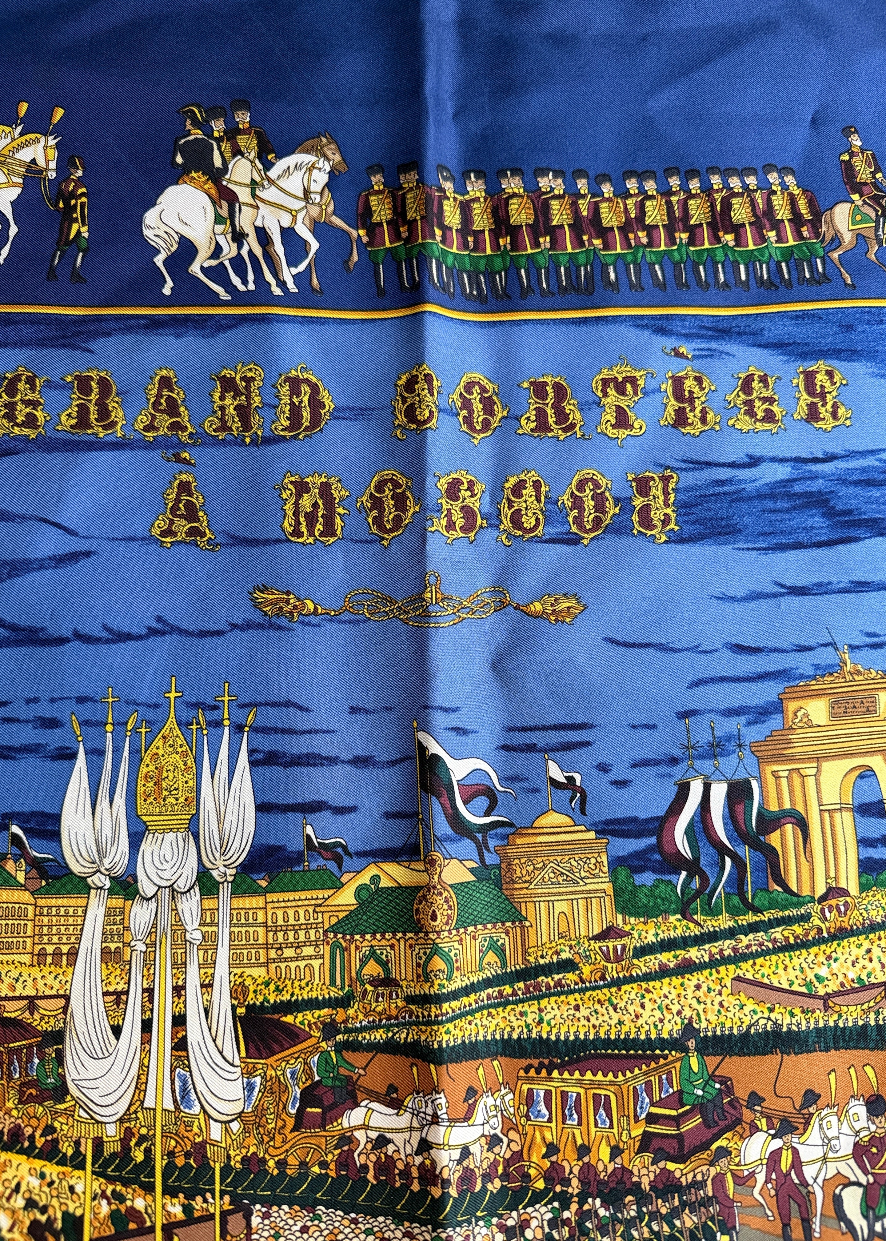 Seidentuch „Grand Cortège à Moscou“ Carré in Blau.