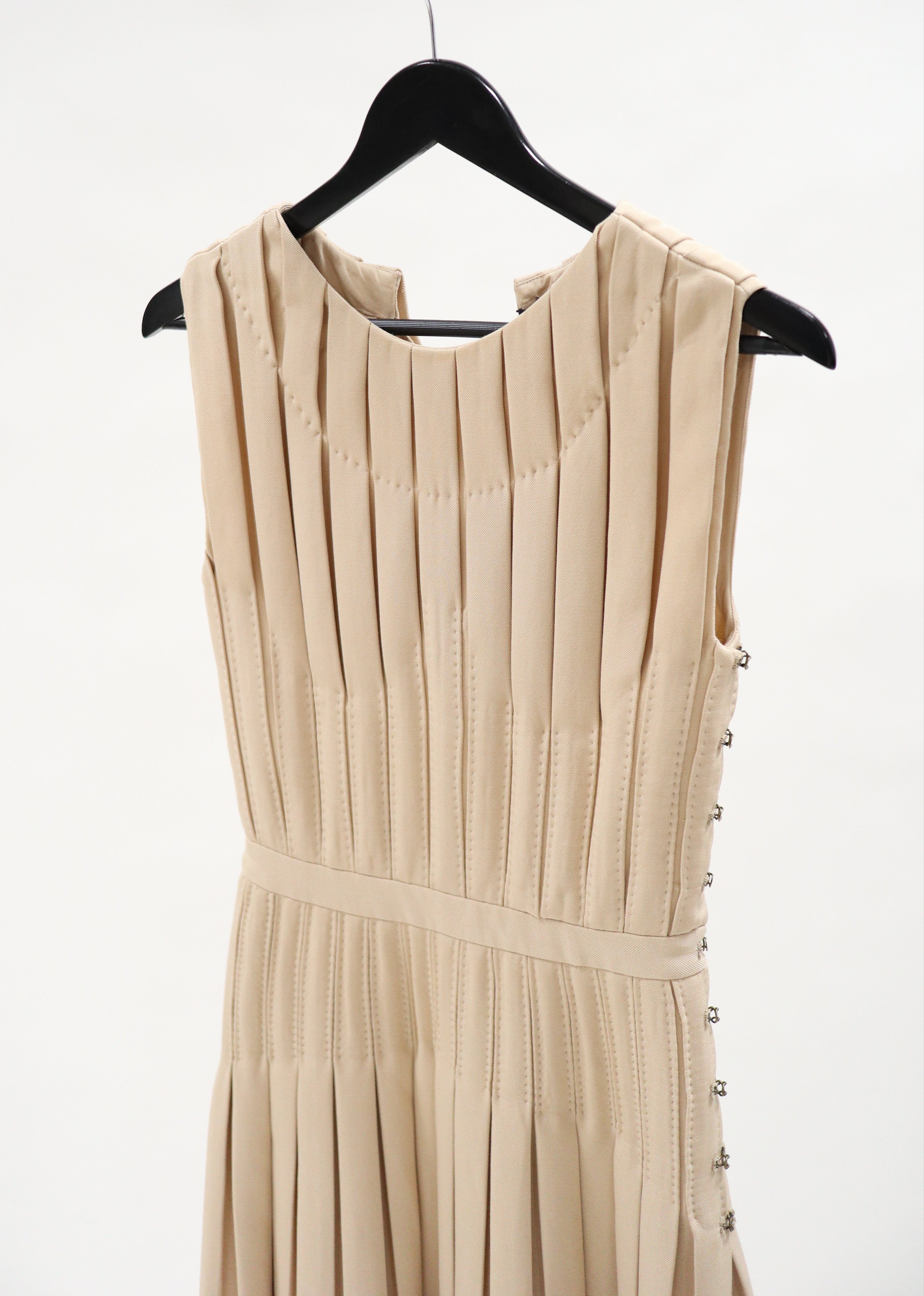 Bottega Veneta NWT Midi Kleid mit Plissee und Zierstichen in Handarbeit Second Hand – Dear Berlin