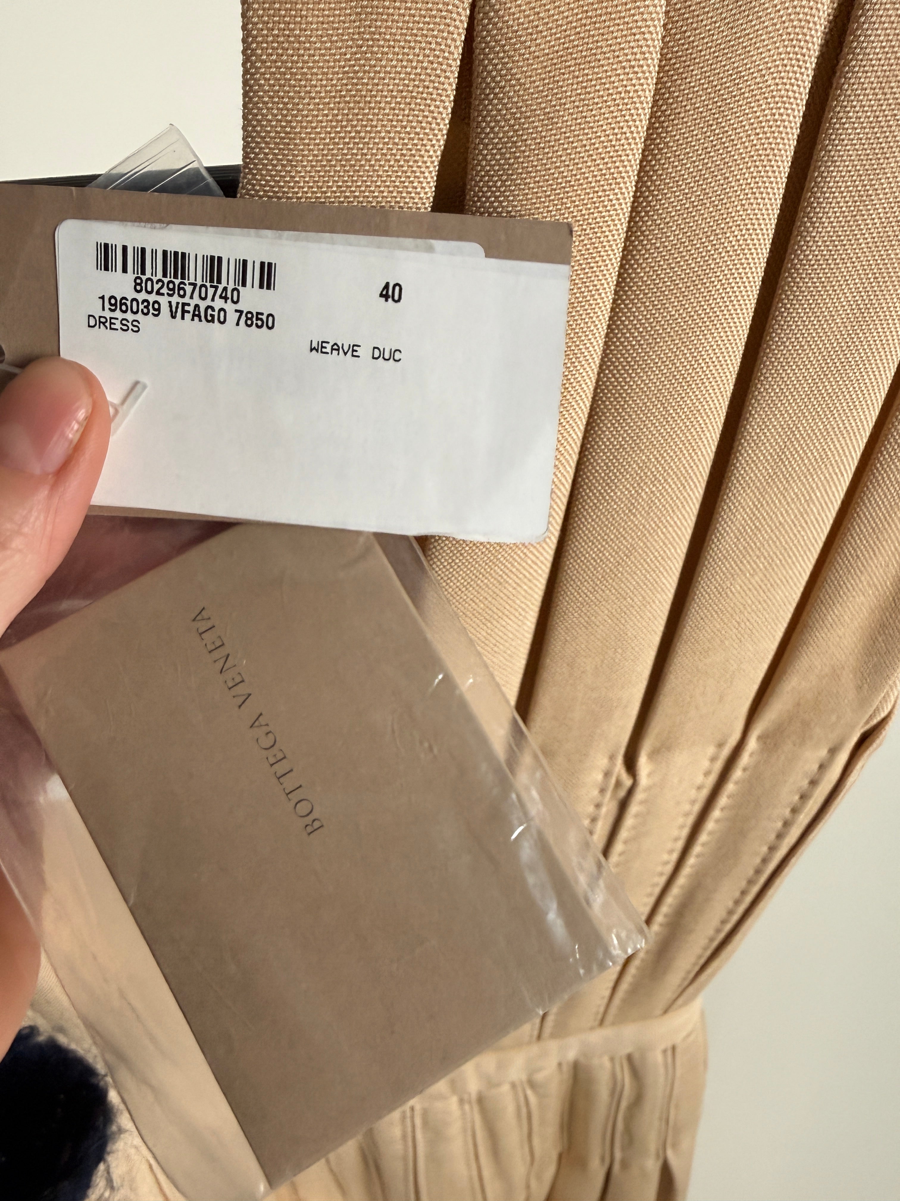 Bottega Veneta NWT Midi Kleid mit Plissee und Zierstichen in Handarbeit Second Hand – Dear Berlin