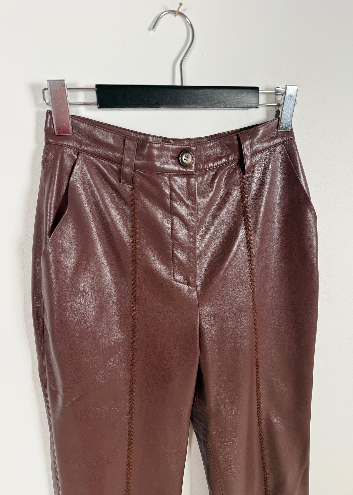 Nanushka Kastanienbraune Hose mit geradem Bein und Ziernähten Second Hand – Dear Berlin