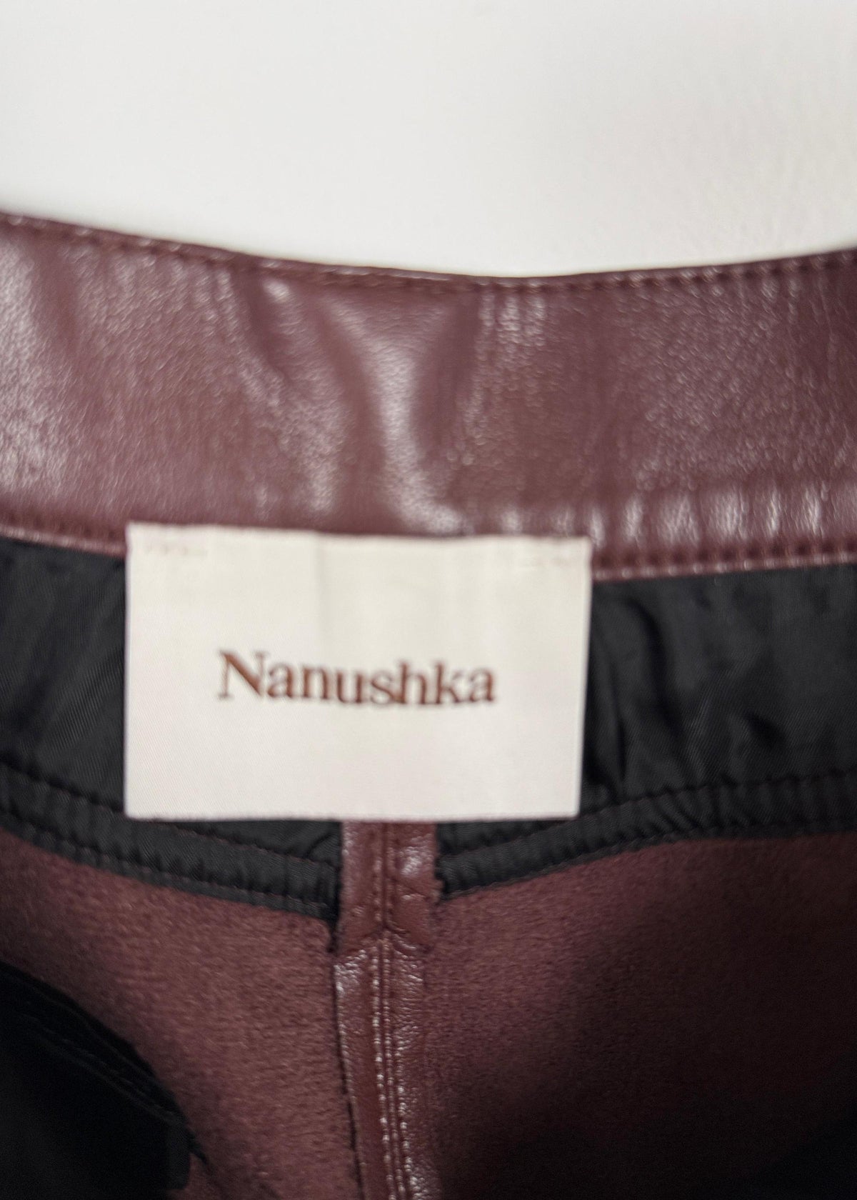 Nanushka Kastanienbraune Hose mit geradem Bein und Ziernähten Second Hand – Dear Berlin